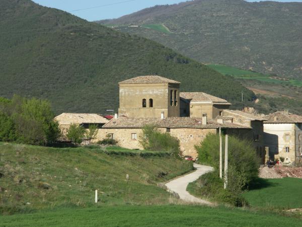 Casas e iglesia de Eguiarte